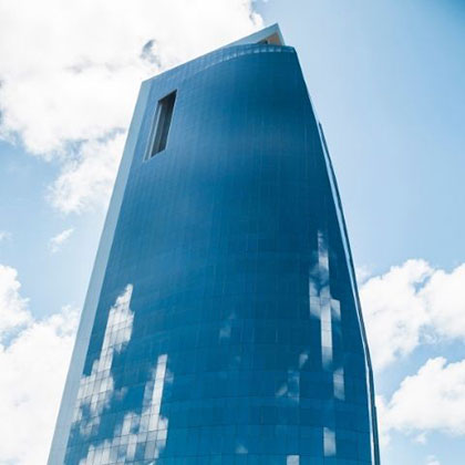 Edifício Charles Darwin, sede da Sinergia Consultoria em Recife/PE — fachada da torre corporativa na Ilha do Leite.